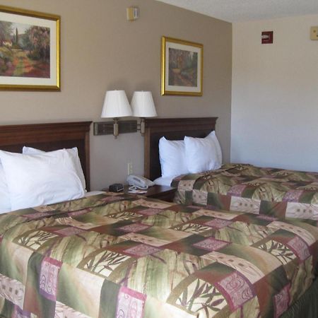 Briarwood Inn Of Geneva Esterno foto