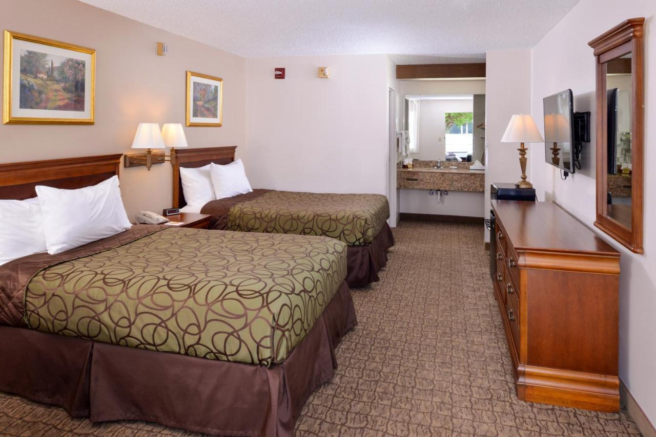 Briarwood Inn Of Geneva Esterno foto