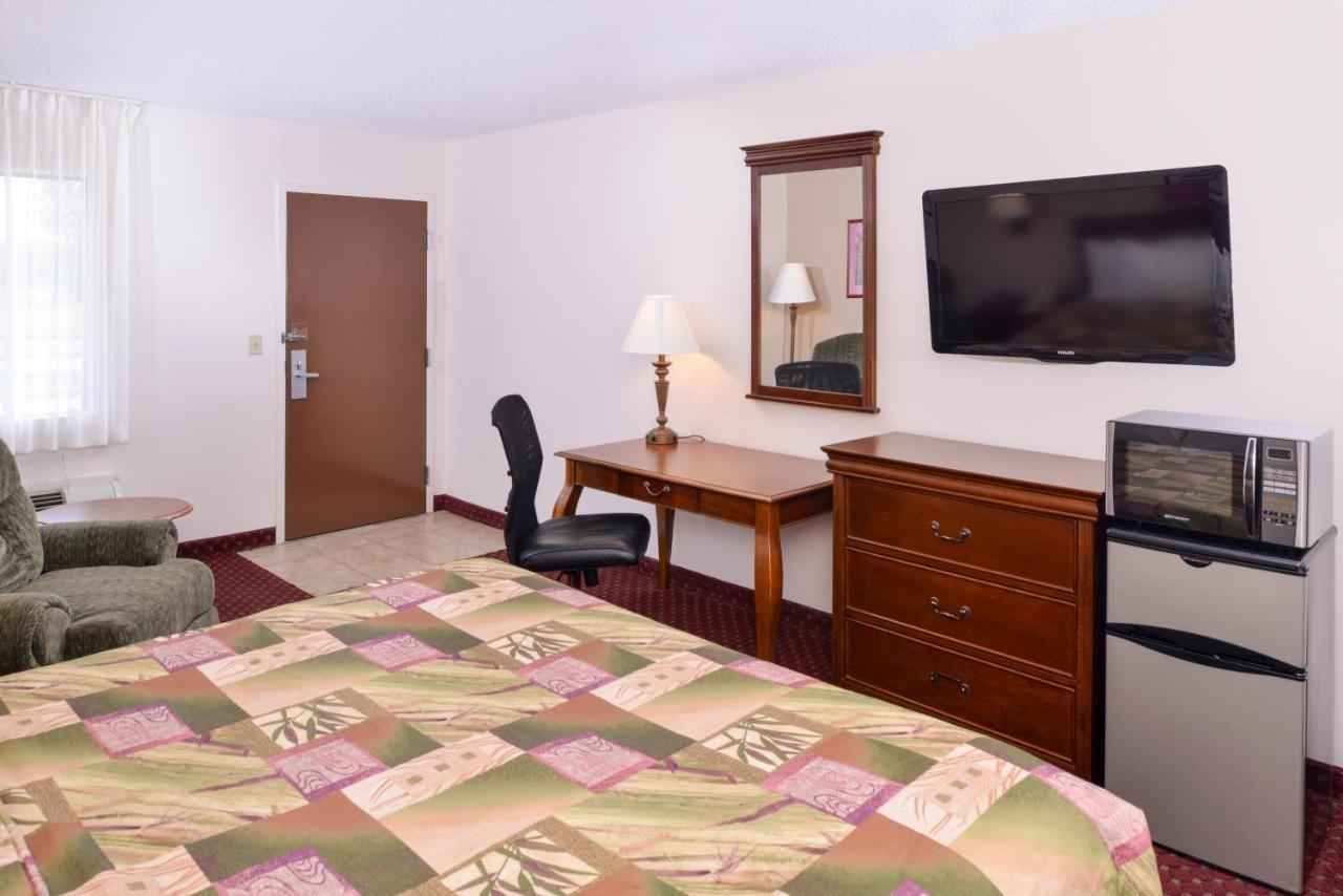 Briarwood Inn Of Geneva Esterno foto