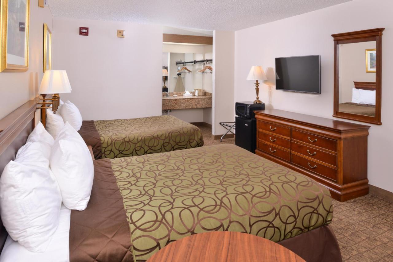 Briarwood Inn Of Geneva Esterno foto